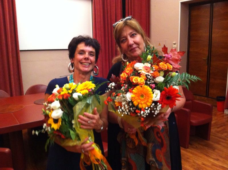 Elisabetta e Gabriella con fiori